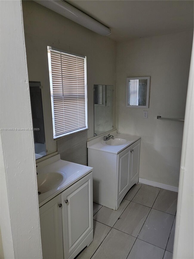 Building Photo - 4285 Solomon Dr