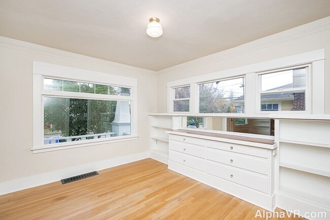 Building Photo - Stunning Main Floor Duplex in the Heart of...