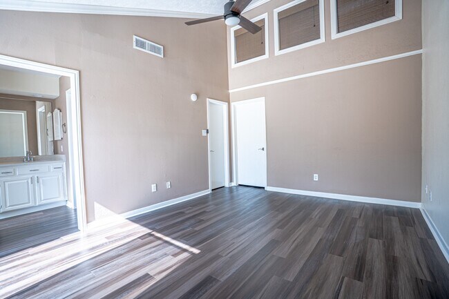 Building Photo - 928 Memorial Village Dr