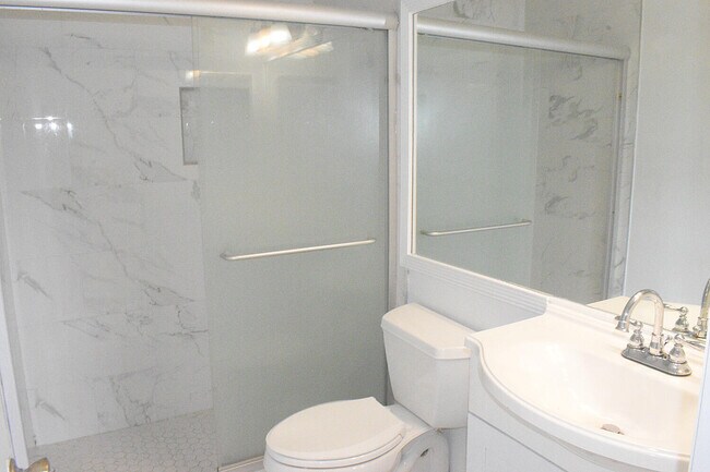 Building Photo - 905 Riverside Dr