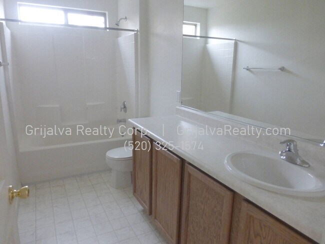 Building Photo - 4 Bedroom, 2 Bath Two-Story Home in Los Ar...