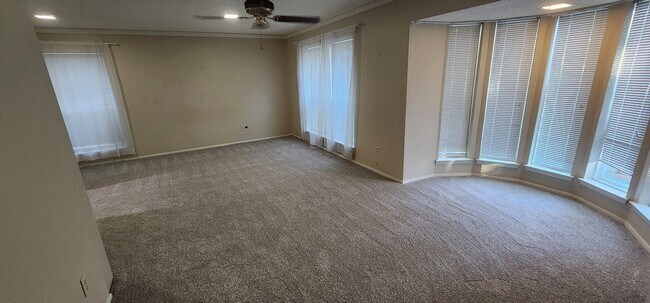 Building Photo - 5803 Thoreau Ln