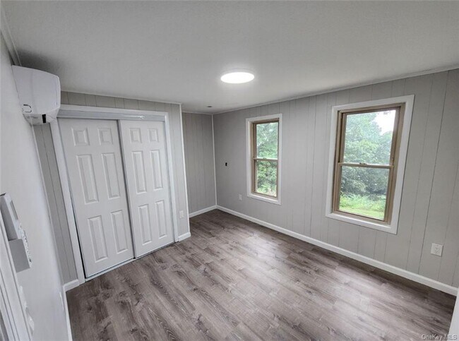 Building Photo - 10 Kris Korner Dr