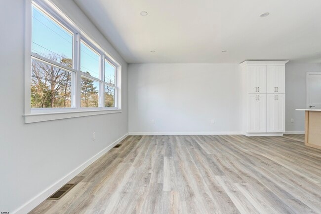 Building Photo - 6007 W Jersey Ave