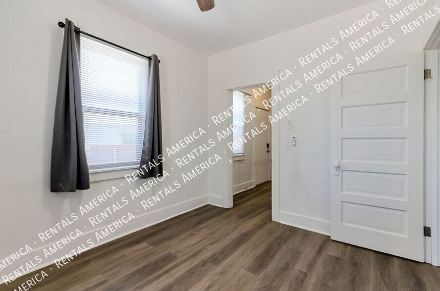 Building Photo - 826 E 6th St