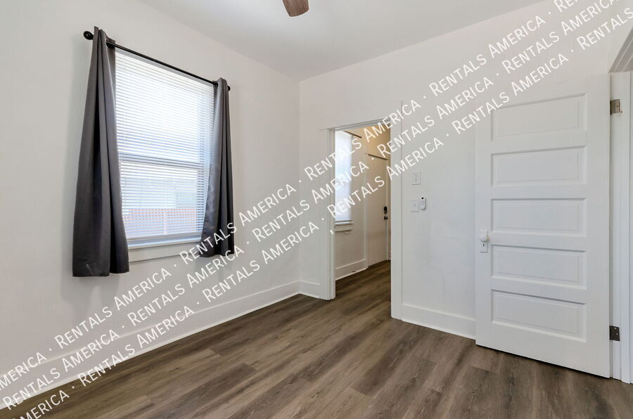 Building Photo - 826 E 6th St