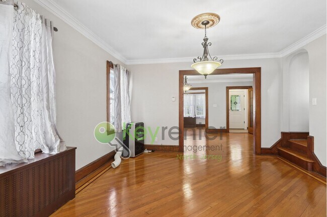 Building Photo - Spacious 4BR Single-Family Home with Garage, Driveway & Fenced Yard in Kearny