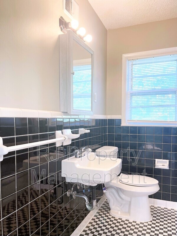 Building Photo - 3641 Bishops Bridge Rd