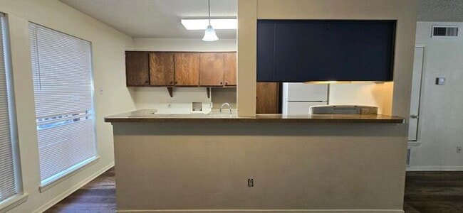 Building Photo - Tour Today! 2/1.5 Townhome in Longview