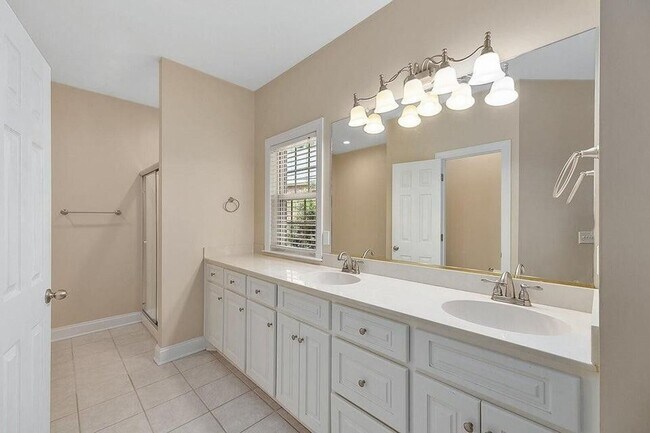 Building Photo - AVAILABLE NOW: 4 Bed 3.5 Bath in Coosaw Cr...