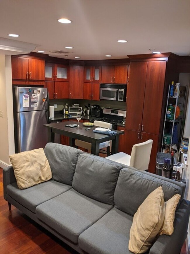 Building Photo - SEPTEMBER 1 North End 2 bedroom