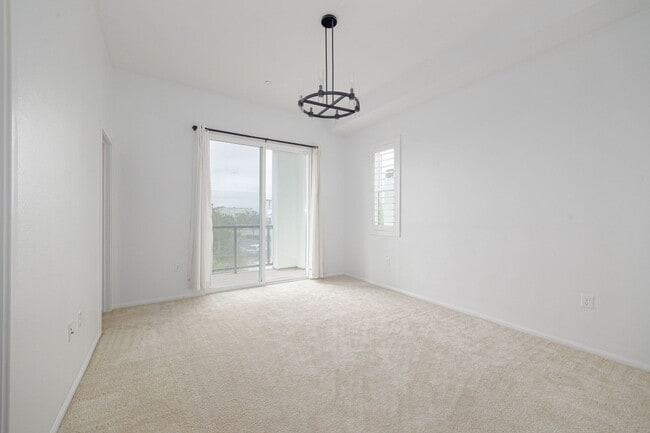 Building Photo - Perfectly located 4-bedroom townhouse in c...