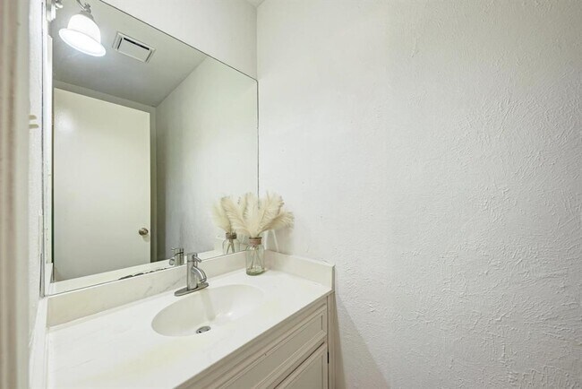 Building Photo - 1938 Holly Hill Dr