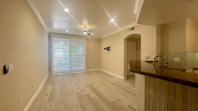 Building Photo - Beautiful 3 bedroom, 2 bath condo in La Jo...