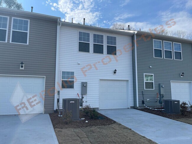 Building Photo - Modern Comfort Meets Peaceful Living—Stunning 3 Bedroom Townhome Near Downtown Raleigh Available ...