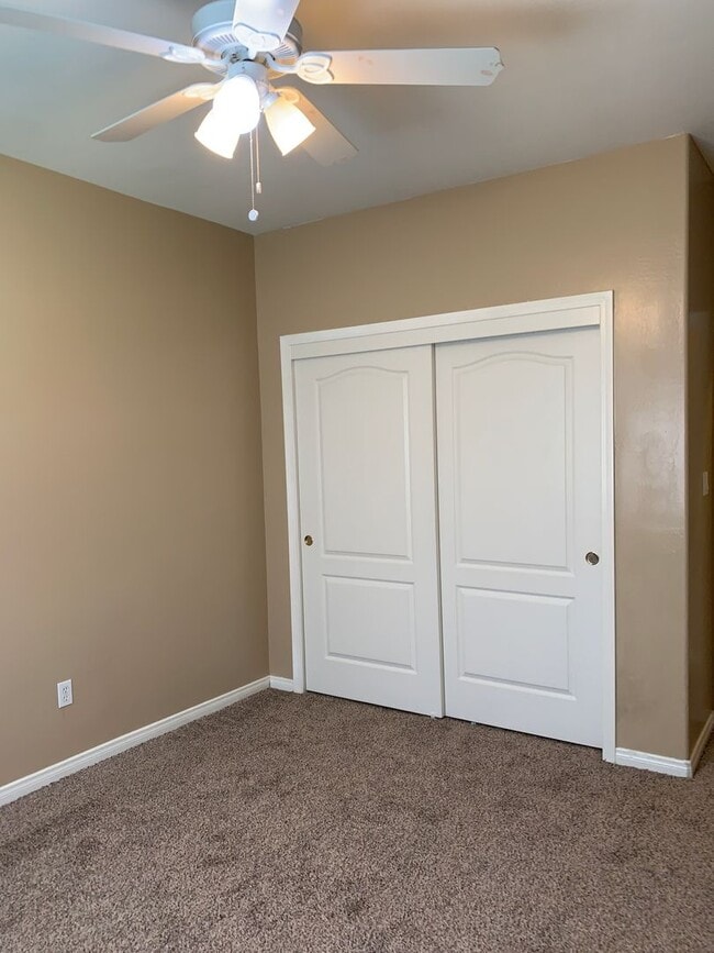 Building Photo - River Oaks Area Stockdale Highway & Buena Vista 93311 4+2 $2600