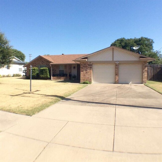 Building Photo - 503 Cozby St N