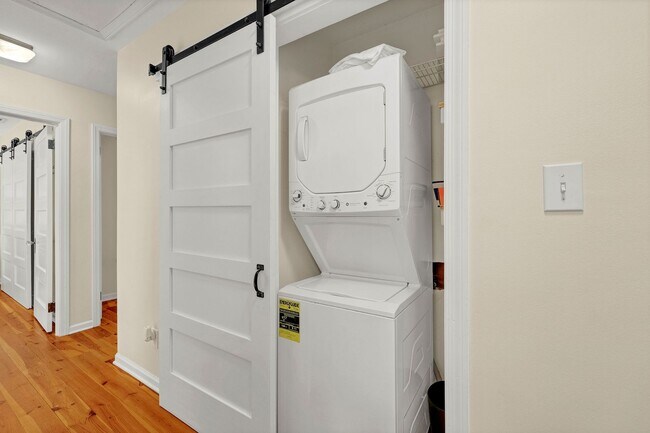 Building Photo - Furnished Off-Season 3bd/2ba Coastal Retreat with Screened Porch & Private Parking