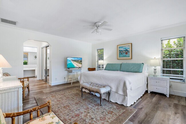 Building Photo - 305 Country Club Dr