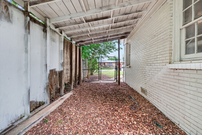 Building Photo - 3208 N Roff Ave