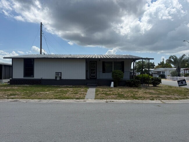 Building Photo - 3 bedroom 2 bath