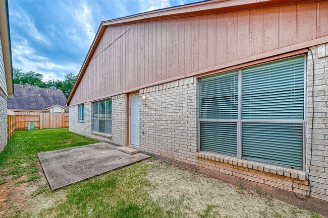 Building Photo - 2102 Creekshire Dr