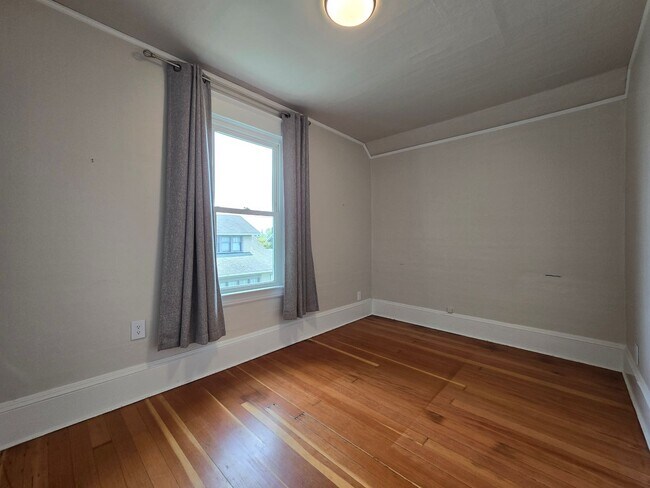 Building Photo - 1631 Oakes Ave