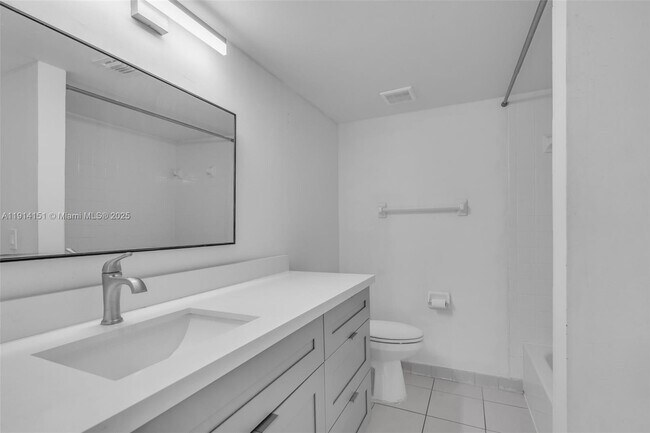 Building Photo - 3065 N Oakland Forest Dr