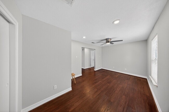 Building Photo - 7243 River Pines Dr