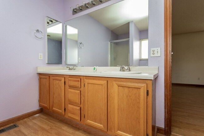 Building Photo - 1130 Pond Side Dr