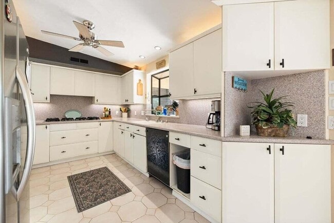 Building Photo - 74681 Peppertree Dr