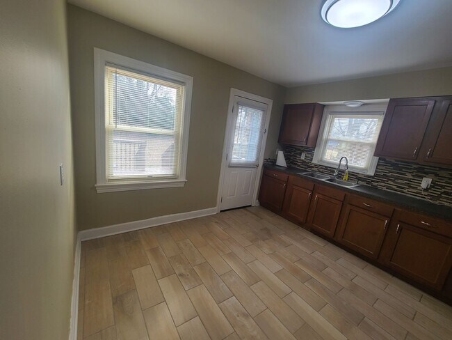 Building Photo - Extra clean and spacious home with a finis...