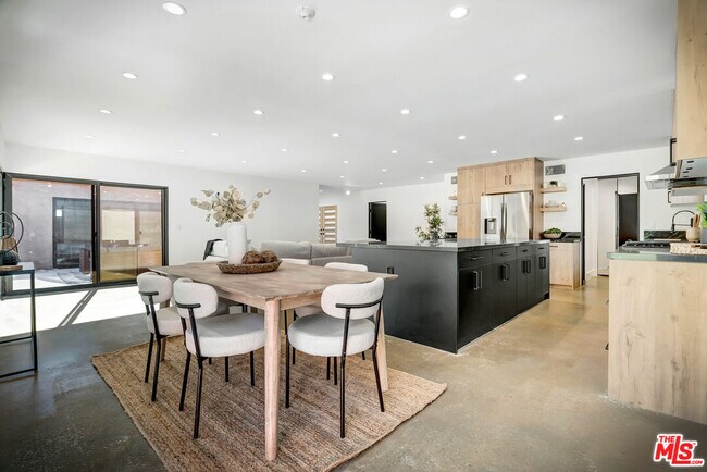 Building Photo - 6236 Sale Ave