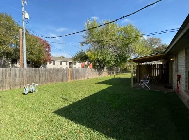 Building Photo - 1527 Hillside Dr