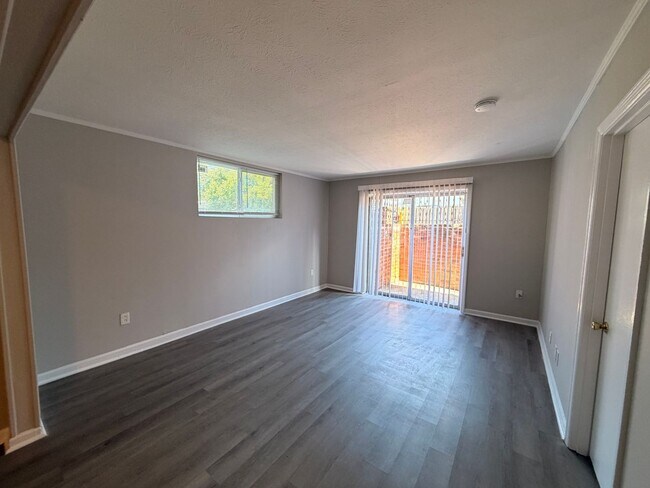 Building Photo - 1 Bedroom, 1 Bathroom close to public transportation in the Heart of Lexington