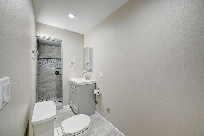 Building Photo - 5 bedroom, 4 bath home with 2 car attached garage