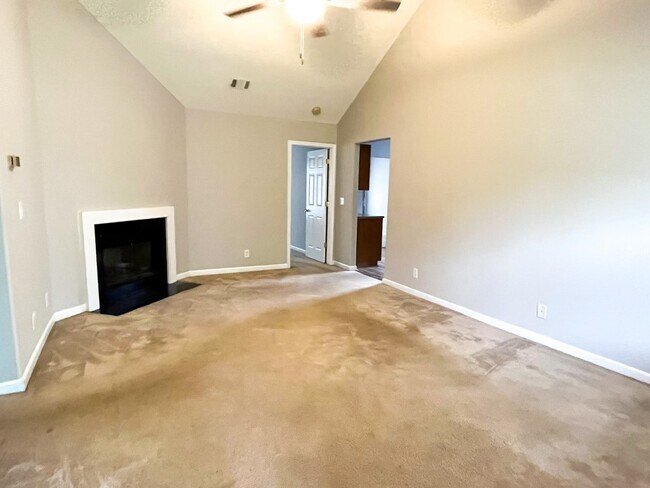 Den - 119 Bradstone Cir