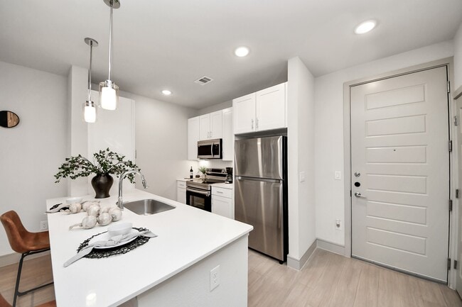 Building Photo - 4840 N Shepherd Dr