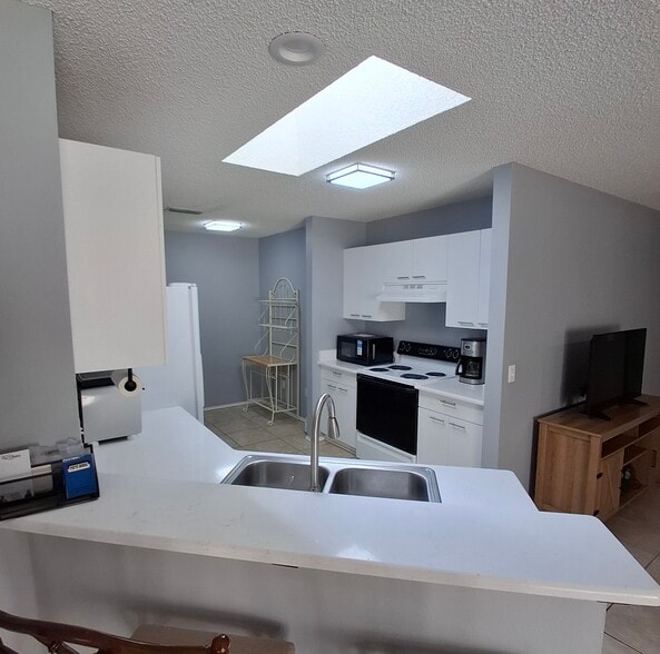 Building Photo - 2140 Estevez Dr