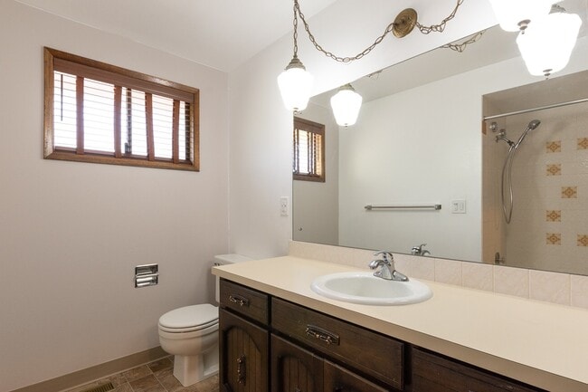 Building Photo - 3+ Bedroom, 3 Bath Available in quiet Spok...
