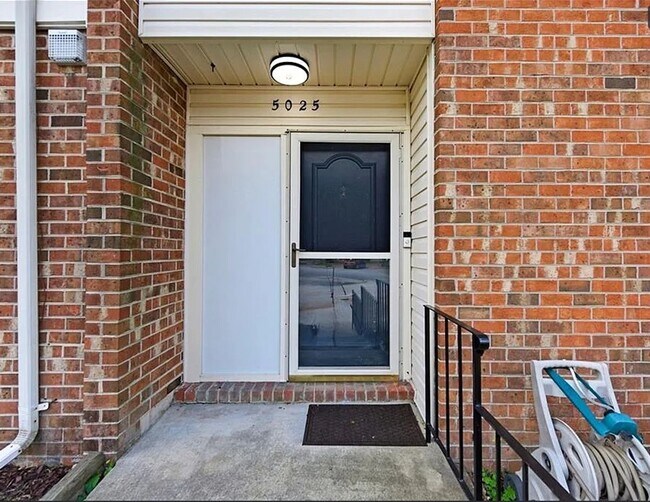 Building Photo - Updated 3BR Townhome — Modern Upgrades, Assigned Parking, HOA Included, Military Welcome