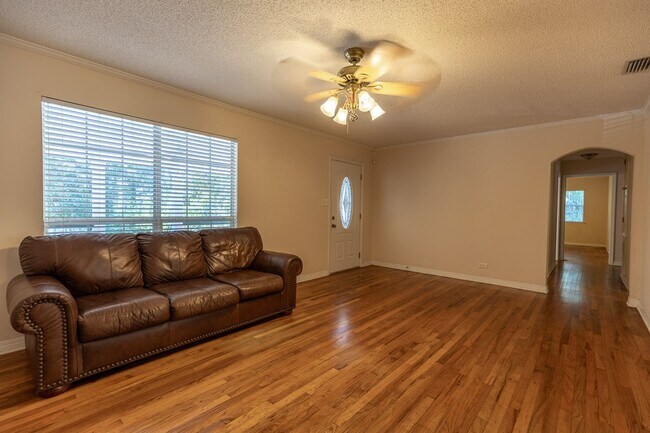 Building Photo - ONE FREE MONTH ON 13 MONTH LEASE!Charming ...