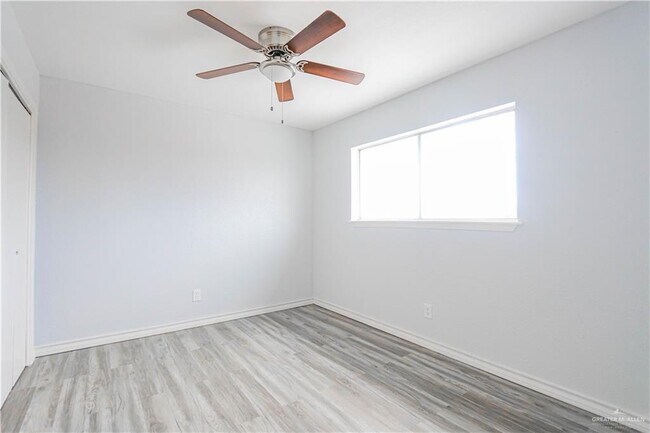 Building Photo - 720 E Sugarcane Dr