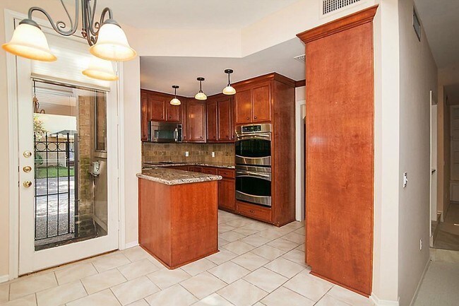 Building Photo - 201 Vanderpool Ln