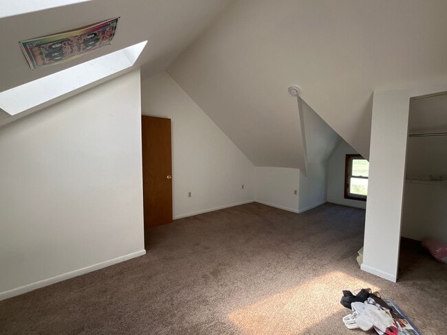 Building Photo - Spacious two-bedroom townhome in Stockerto...