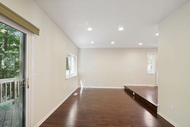 Building Photo - Reston-Renovated 3 BR / 2 BA / 2 1/2 BA En...
