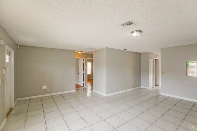 Building Photo - 5885 Lambeth Cir