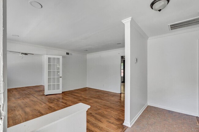 Building Photo - 6609 Walnut Hill Ln