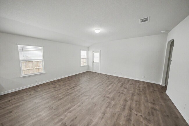 Building Photo - Like-New Cibolo Home with Flexible Living Space - Realtor Commission: $500