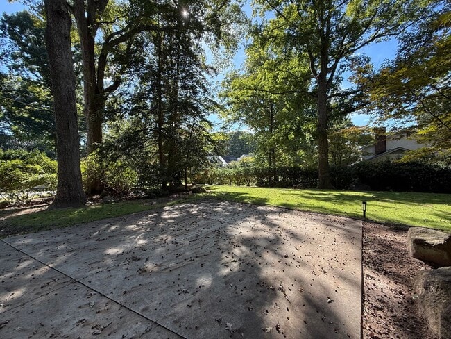 Building Photo - Luxurious 4BD, 3BA Raleigh Home with Fence...